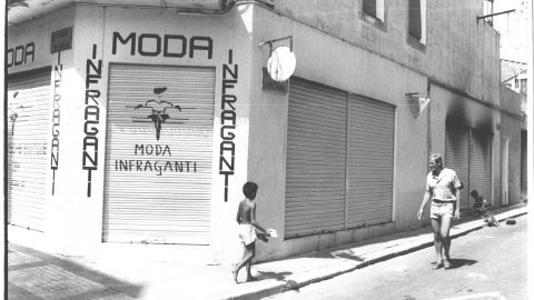 Moda Infragranti, botiga atracada a Calella. 1991. Foto: Saül Gordillo (El Punt)