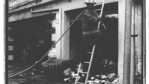 Incendi al taller de reparació de vehicles Geis, a Calella. 1992. Foto: Saül Gordillo (El Punt)