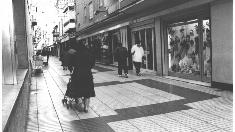 Carrer Església, tram de vianants, a Calella. 1991. Foto: Saül Gordillo (El Punt)