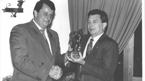 Joaquim Calm i Vidal, premiat per la Unió Esportiva de Pineda de Mar, amb el seu president, Josep Castellà i Arges. Pineda de Mar. 1991. Foto: Saül Gordillo (El Punt)