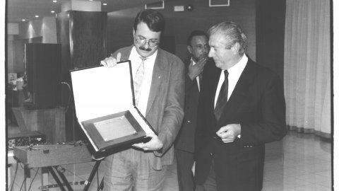 Entrega del premi Unió a Joan Pujadas i Marquès, de mans del president de la Federació Catalana de Bàsquet, Enric Piquet i Miquel. Pineda de Mar. Juny de 1993