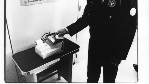 Cobrament de multes amb targeta a la Policia Local. Blanes. 1993. Foto: Saül Gordillo (El Punt)