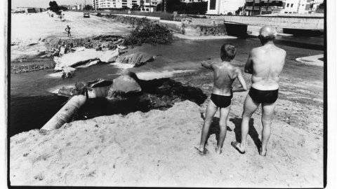 Taca vermella a la platja. Pineda de Mar. 1992. Foto: Saül Gordillo (El Punt)