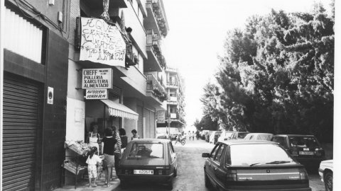Vista del carrer Àngel Guimerà de Pineda de Mar. 1993. Foto: Saül Gordillo (El Punt)