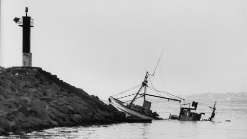 Embarrancament de l'embarcació El Regañica. Arenys de Mar. 1992. Foto: Saül Gordillo (El Punt)