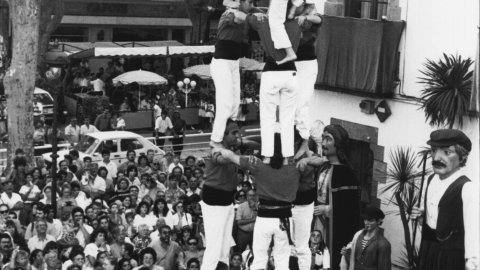 Els Castellers de Barcelona aixecant un 3 de 7 durant els actes de la Festa Major d'Arenys de Mar. 1991. Foto: Saül Gordillo (El Punt)