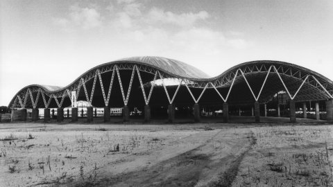 Pavelló poliesportiu de Palafolls, obra de l'arquitecte japonès Arata Isozaki (1931-2022). 1992. Foto: Saül Gordillo (El Punt) 