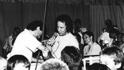 Valentí Agustí (PSC), alcalde de Palafolls. Pregó de la Festa Major després de baixar des del sostre del pavelló d'Arata Isozaki de Palafolls. 1992. Foto: Saül Gordillo (El Punt) 