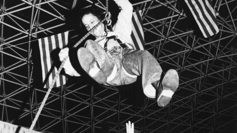 Valentí Agustí (PSC), alcalde de Palafolls. Pregó de la Festa Major després de baixar des del sostre del pavelló d'Arata Isozaki de Palafolls. 1992. Foto: Saül Gordillo (El Punt) 