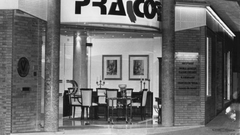 Inauguració d'una botiga de mobiliari i complements (Praicor). Palafolls.1991. Foto: Saül Gordillo (El Punt)