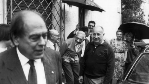 El president de la Generalitat, Jordi Pujol, visita el filòleg Joan Coromines i Vigneaux (1905-1997) al seu domicili de Pineda de Mar. 1992. Foto: Saül Gordillo (El Punt)
