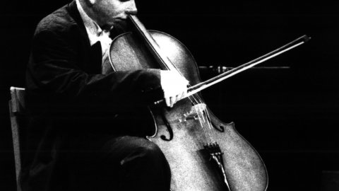 El músic Howard Buten, a la Mostra de Teatre i Música al Carrer de Pineda de Mar. 1992. Foto: Saül Gordillo (El Punt)