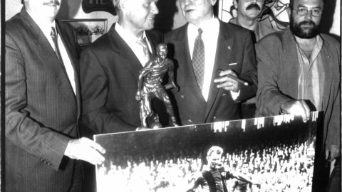 Homenatge de la Penya Solera Barcelonista de Calella a László Kubala Stecz, amb el vicepresident del FC Barcelona, Nicolau Casaus. Hotel Vila. Calella. 1993. Foto: Saül Gordillo (El Punt)