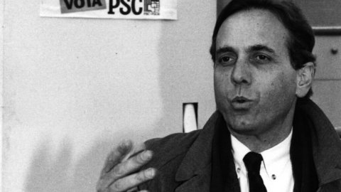 El primer secretari del PSC i candidat a la presidència de la Generalitat, Raimon Obiols i Germà (1940), en un acte de campanya a Arenys de Mar. 1992. Foto: Saül Gordillo (El Punt)