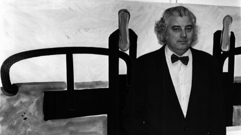 El pintor gironí Josep Perpinyà (1945), a la sala municipal d'exposicions de Pineda de Mar. 1991. Foto: Saül Gordillo (El Punt)