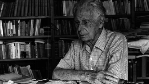 Escriptor i periodista Vicenç Riera Llorca (Barcelona, 1903 - Pineda de Mar, Maresme, 1991), al seu domicili de Pineda de Mar. 1990. Foto: Saül Gordillo (El Punt)
