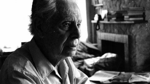 Escriptor i periodista Vicenç Riera Llorca (Barcelona, 1903 - Pineda de Mar, Maresme, 1991), al seu domicili de Pineda de Mar. 1990. Foto: Saül Gordillo (El Punt)