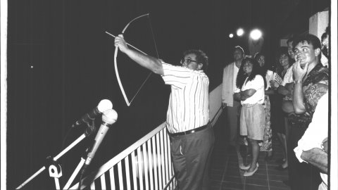 L'escriptor Ignasi Riera (1940), pregoner de la Festa Major de Tordera, imitant la inauguració dels Jocs Olímpics, al balcó de l'Ajuntament. 1992. Foto: Saül Gordillo (El Punt)
