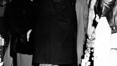 L'alcalde de Calella, Ramon Bagó (1934-2018), de CiU, en un acte a Calella, acompanyat de Josep Vilella i de la seva esposa. 1991. Foto: Saül Gordillo (El Punt)