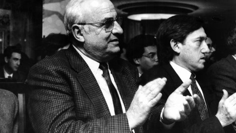 L'alcalde de Calella, Ramon Bagó, de CiU, i l'exconseller de Cultura de la Generalitat Max Cahner, en un acte de la Joventut Nacionalista de Catalunya amb Jordi Pujol a l'Hotel Bernat II de Calella. 1991. Foto: Saül Gordillo (El Punt)