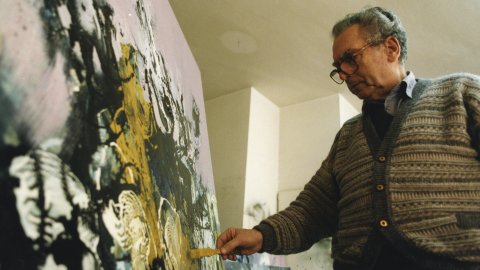 El pintor Joan-Josep Tharrats (1918-2001), un dels membres fundadors del moviment "Dau al Set", al seu estudi de Barcelona, 1994. Foto: Saül Gordillo (El Punt). Una instantània íntima d'aquest influent artista català.