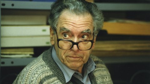 El pintor Joan-Josep Tharrats (1918-2001), un dels membres fundadors del moviment "Dau al Set", al seu estudi de Barcelona, 1994. Foto: Saül Gordillo (El Punt). Una instantània íntima d'aquest influent artista català.