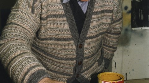 El pintor Joan-Josep Tharrats (1918-2001), un dels membres fundadors del moviment "Dau al Set", al seu estudi de Barcelona, 1994. Foto: Saül Gordillo (El Punt). Una instantània íntima d'aquest influent artista català.