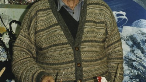 El pintor Joan-Josep Tharrats (1918-2001), un dels membres fundadors del moviment "Dau al Set", al seu estudi de Barcelona, 1994. Foto: Saül Gordillo (El Punt). Una instantània íntima d'aquest influent artista català.