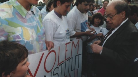 El president de la Generalitat, Jordi Pujol, s'adreça a un grup de manifestants de l'associació de pares d'alumnes dels col·legis de Pineda de Mar abans d'un acte electoral a l'Hotel Promenade. Pineda de Mar. 1993. Foto: Saül Gordillo (El Punt)
