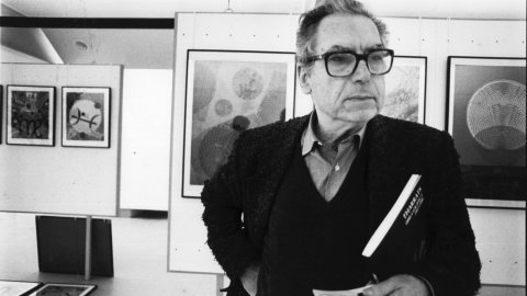 El pintor Joan-Josep Tharrats, a la sala municipal de la fundació que porta el seu nom. Pineda de Mar. 1991. Foto: Saül Gordillo (El Punt)