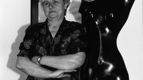 Emília Xargay i Pagès (1927-2002) pintora, ceramista i escultora, exposa a la Sala Municipal d'Exposicions de Pineda de Mar. 1991. Foto: Saül Gordillo (El Punt)