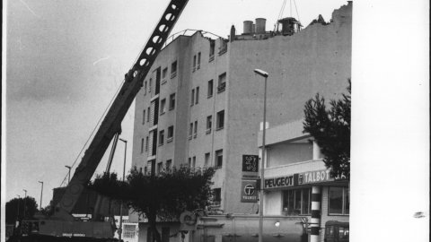 Enderrocament de l'edifici de Malgrat de Mar afectat de piritosi. 1992. Foto: Saül Gordillo (El Punt)