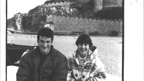 Els jugadors de futbol Glòria Relats i Gregori Martínez, pubilla i hereu de Tossa de Mar. 1993. Foto: Saül Gordillo (El Punt)