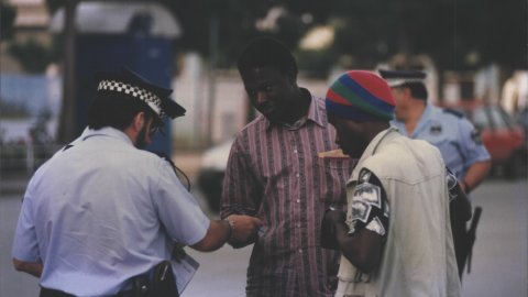 Agents de la Policia Local de Pineda de Mara demanant documentació a immigrants al barri del Poblenou. Pineda de Mar. 1993. Foto: Saül Gordillo (El Punt)
