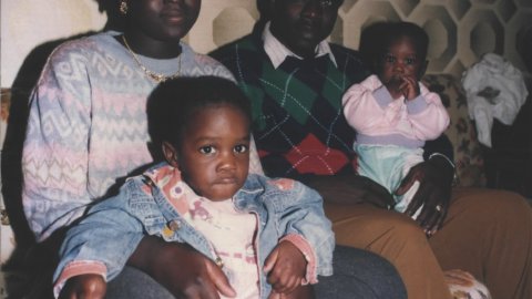 Coli Boiro, president Moussa Molo de l'Alt Maresme, amb la seva familia al seu pis dels apartaments Codina. Calella. 1993. Foto: Saül Gordillo (El Punt)