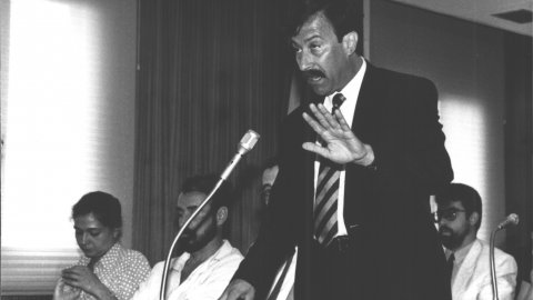 Reunió del Consell Comarcal del Maresme. Josep Clofent, portaveu del PSC i regidor d'Argentona. Mataró. 1993. Foto: Saül Gordillo (El Punt)
