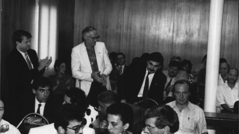Reunió del Consell Comarcal del Maresme. Francesc Pomés, alcalde de Sant Pol de Mar, dret amb Ramon Camp, regidor de CiU a Mataró.  Mataró. 1993. Foto: Saül Gordillo (El Punt)