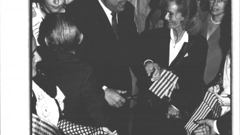 L'alcalde de Calella, Ramon Bagó i Agulló, i Adelina Gimeno durant la inauguració de la pinacoteca de Lluís Gallart de Calella, en un dels últims actes de Bagó com a alcalde. Calella. 1991. Foto: Saül Gordillo (El Punt)