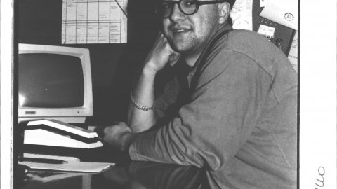 Pep Montes, responsable del Centre d'Informació Juvenil de Pineda de Mar. Periodista d'El Punt, objector de consciència i membre de la revista Repòrter de l'Alt Maresme. Pineda de Mar. 1991. Foto: Saül Gordillo (El Punt)