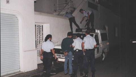 La Policia Local de Calella deté un individu que havia saltat a l'interior d'un domicili del carrer Costa i Fornaguera de Calella. 1993. Foto: Saül Gordillo (El Punt)