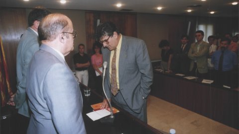 El Consell Comarcal del Maresme elegeix l'alcalde de Calella, Joaquim Rey (CiU), nou president. A la imatge, Rey pren possessió del càrrec en presència de l'alcalde de Canet de Mar, Josep Rovira. Mataró. 1993. Foto: Saül Gordillo (El Punt) 