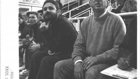 Ferran Heras, entrenador de la UER Pineda, acompanyat de Joan Rodés. Pineda de Mar. 1990. Foto: Saül Gordillo (El Punt)