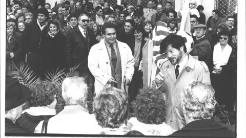 L'alcalde de Pineda de Mar, Josep Lluís Fillat, amb el president del RCE Espanyol Julio Pardo Padrós (1951-2018) inauguren un monument al passeig marítim durant l'Aplec de Penyes de l'Espanyol. 17 de febrer de 1991. Foto: Saül Gordillo (El Punt)
