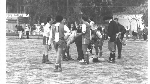 Partit de futbol entre el Poblenou i l'Al-Andalus, a l'antic camp de la platja a Poblenou. Pineda de Mar. 1991. Foto: Saül Gordillo (El Punt)