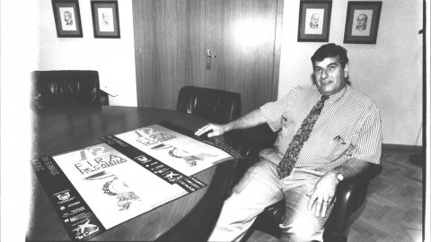 Joaquim Rey, alcalde de Calella (CiU), al seu despatx de l'Ajuntament. Calella. 1991. Foto: Saül Gordillo (El Punt)