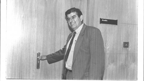 Joaquim Rey, alcalde de Calella (CiU), al seu despatx de l'Ajuntament. Calella. 1991. Foto: Saül Gordillo (El Punt)