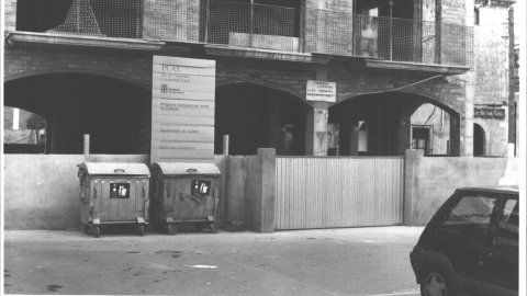 Obres del nou edifici de l'Ajuntament de Calella, a la plaça de la Constitució. Calella. 1990. Foto: Saül Gordillo (El Punt)