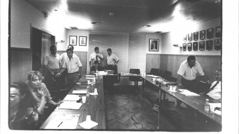 L'Ajuntament de Calella aprova una declaració a favor de la independència de Catalunya en una de les primeres sessions plenàries del nou alcalde, Joaquim Rey (CiU). Calella. 1991. Foto: Saül Gordillo (El Punt)