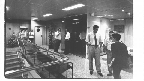 L'Ajuntament de Calella aprova una declaració a favor de la independència de Catalunya en una de les primeres sessions plenàries del nou alcalde, Joaquim Rey (CiU). Calella. 1991. Foto: Saül Gordillo (El Punt)
