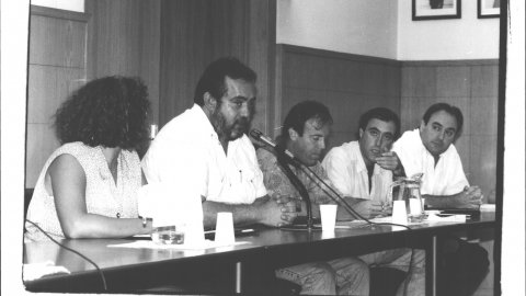 Josep Maria Gallart, regidor d'Hisenda de l'Ajuntament de Calella. A la dreta, Martí Barrera, Francesc Arqués (CiU) i Jordi Sitjà (CiU). 10 de setembre de 1993. Foto: Saül Gordillo (El Punt)